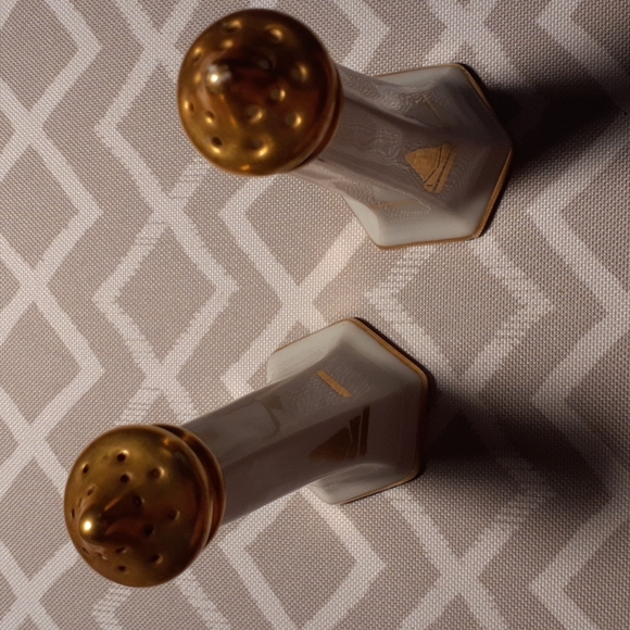 Germany made white and gold Salt and pepper shakers - Picture 5 of 5